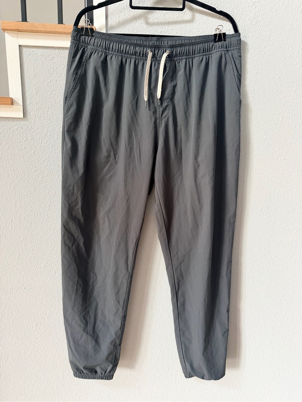 Vuori Men's Kore Jogger Charcoal Gray Lined Athletic Pants Size XL Flawed